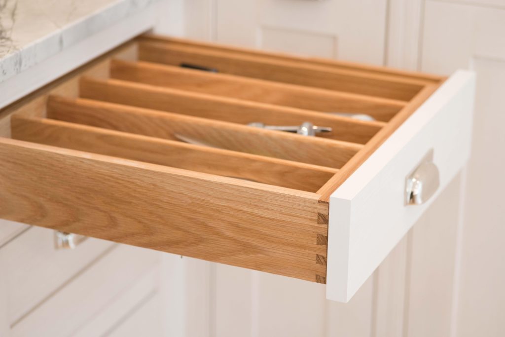 Utensil divider with rubber mat to base