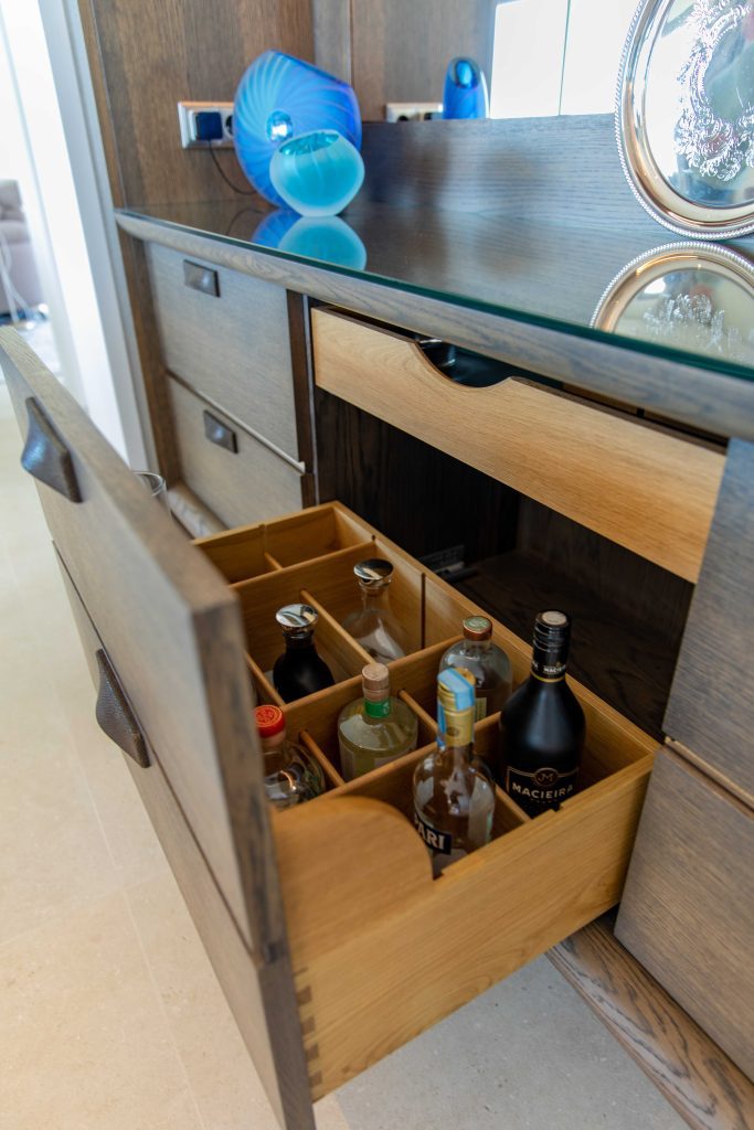 Pull out drinks drawer with adjustable dividers