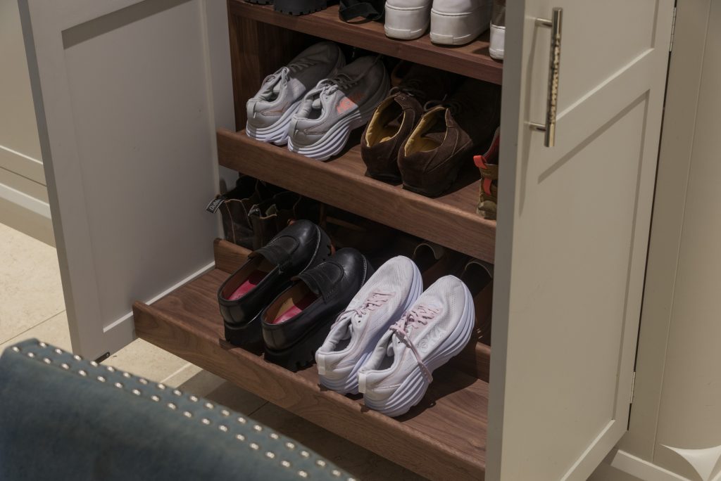 Pull-out fitted shoe storage rack