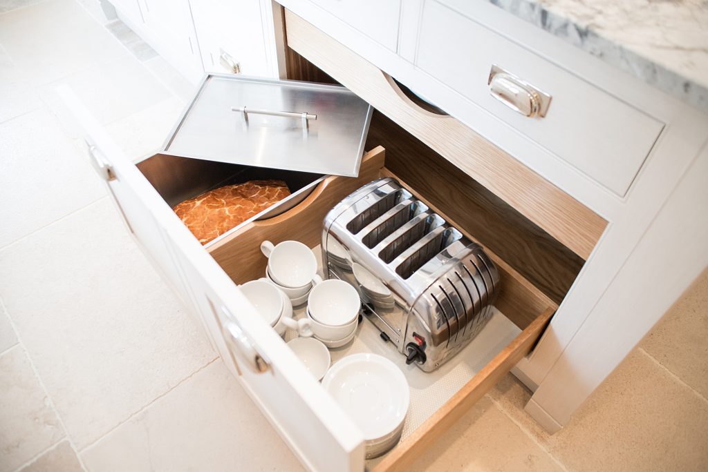 Pull out drawer with metal bread basket container